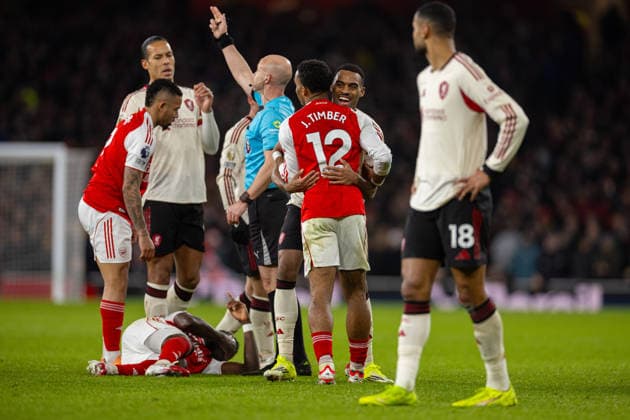 Football - FA Premier League - Arsenal FC v Liverpool FC LONDON, ENGLAND - Thursday, January 8, 2026: Liverpool s Ryan Gravenberch embracing Arsenal s JurriÃ«n Timber during the FA Premier League match between Arsenal FC and Liverpool FC at the Emirates Stadium. (Photo by David Rawcliffe Propaganda) LONDON Emirates Stadium GREATER LONDON ENGLAND  Copyright: xDavidxRawcliffex P2026-01-08-Arsenal_Liverpool-68