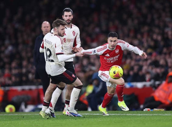 London, England, 8th January 2026. Gabriel Martinelli of Arsenal tussles with Conor Bradley of Liverpool during the Arsenal vs Liverpool Premier League match at the Emirates Stadium, London. Picture credit should read: David Klein Sportimage EDITORIAL USE ONLY. No use with unauthorised audio, video, data, fixture lists, club league logos or live services. Online in-match use limited to 120 images, no video emulation. No use in betting, games or single club league player publications. SPI_036_DK_Arsenal_Liverpool SPI-4439-0036