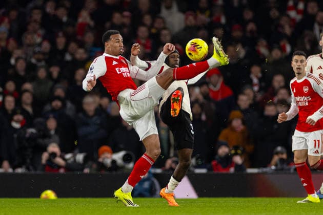 Football - FA Premier League - Arsenal FC v Liverpool FC LONDON, ENGLAND - Thursday, January 8, 2026: Liverpool s Jeremie Frimpong challenges for the ball Arsenal s Gabriel Magalhaes (L) during the FA Premier League match between Arsenal FC and Liverpool FC at the Emirates Stadium. (Photo by David Rawcliffe Propaganda) LONDON Emirates Stadium GREATER LONDON ENGLAND  Copyright: xDavidxRawcliffex P2026-01-08-Arsenal_Liverpool-71