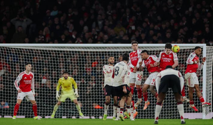 Premier League 2025 26 Arsenal v Liverpool Emirates Stadium 08.01.2026 Dominik Szaboszlai of Liverpool free kick goes just over the bar Premier League 2025 26 Arsenal v Liverpool Emirates Stadium 08.01.2026 Photograph By Marc Aspland The Times  Copyright: xMarcxAsplandx NINTCHDBPICT001050209734