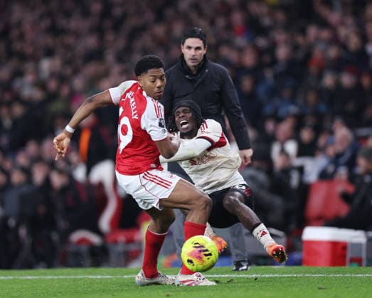 London, England, 8th January 2026. Myles Lewis-Skelly of Arsenal tussles with Jeremie Frimpong of Liverpool during the Arsenal vs Liverpool Premier League match at the Emirates Stadium, London. Picture credit should read: David Klein Sportimage EDITORIAL USE ONLY. No use with unauthorised audio, video, data, fixture lists, club league logos or live services. Online in-match use limited to 120 images, no video emulation. No use in betting, games or single club league player publications. SPI_042_DK_Arsenal_Liverpool SPI-4439-0042