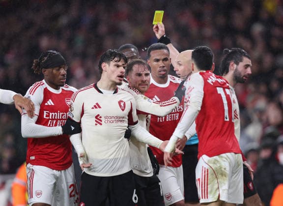 London, England, 8th January 2026. Gabriel Martinelli of Arsenal (r) is confronted by Liverpool players after he tried to push an injured Conor Bradley of Liverpool off the pitch during the Arsenal vs Liverpool Premier League match at the Emirates Stadium, London. Picture credit should read: David Klein Sportimage EDITORIAL USE ONLY. No use with unauthorised audio, video, data, fixture lists, club league logos or live services. Online in-match use limited to 120 images, no video emulation. No use in betting, games or single club league player publications. SPI_046_DK_Arsenal_Liverpool SPI-4439-0047