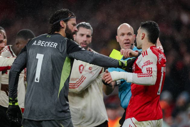 Premier League 2025 26 Arsenal v Liverpool Emirates Stadium 08.01.2026 A fracas ensues after Gabriel Martinelli of Arsenal pushes Conor Bradley of Liverpool off the pitch after Bradley is injured. Premier League 2025 26 Arsenal v Liverpool Emirates Stadium 08.01.2026 Photograph By Marc Aspland The Times  Copyright: xMarcxAsplandx NINTCHDBPICT001050211221