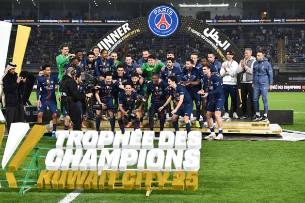 PSG win French Super Cup in Kuwait KUWAIT CITY, KUWAIT - JANUARY 8: Paris Saint-Germain players lift the French Super Cup trophy and celebrate under falling confetti after defeating Olympique Marseille 4-1 on penalties following a 2-2 draw at Jaber Al-Ahmad International Stadium in Kuwait City, Kuwait, on January 8, 2026. Jaber Abdulkhaleq Anadolu Kuwait City Kuwait. Editorial use only. Please get in touch for any other usage.  Copyright: x2026xAnadoluxJaberxAbdulkhaleqx