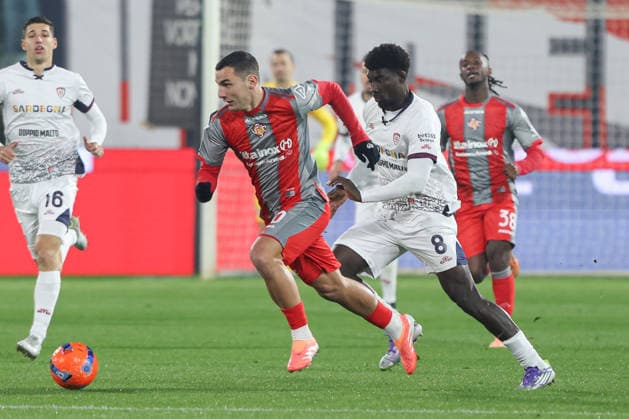 Cremonese v Cagliari, Serie A football, Cremona, Italy Cremona, Italy. 8th, January 2026. Federico Bonazzoli (90) of Cremonese and Michel Adopo (8) of Cagliari seen during the Serie A match between Cremonese and Cagliari at Zini Stadium in Cremona. Italy, Bergamo  Copyright: xGonzalesxPhoto StefanoxNicolix