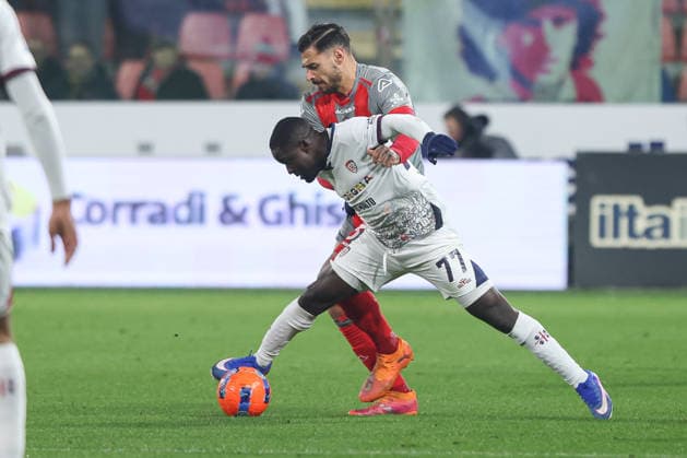 Cremonese v Cagliari, Serie A football, Cremona, Italy Cremona, Italy. 8th, January 2026. Zito Luvumbo (77) of Cagliari and Giuseppe Pezzella of Cremonese seen during the Serie A match between Cremonese and Cagliari at Zini Stadium in Cremona. Italy, Bergamo  Copyright: xGonzalesxPhoto StefanoxNicolix