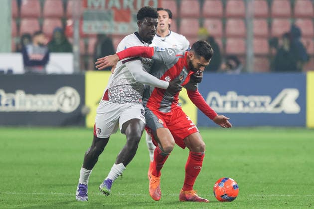 Cremonese v Cagliari, Serie A football, Cremona, Italy Cremona, Italy. 8th, January 2026. Michel Adopo (8) of Cagliari and Giuseppe Pezzella (3) of Cremonese seen during the Serie A match between Cremonese and Cagliari at Zini Stadium in Cremona. Italy, Bergamo  Copyright: xGonzalesxPhoto StefanoxNicolix