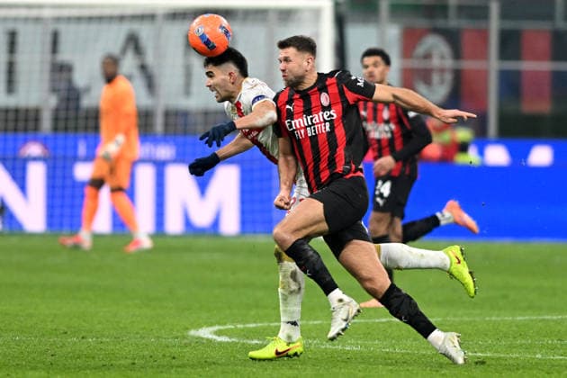NICLAS FULLKRUG, Milan, JOHAN VASQUEZ, Genoa, Serie A 2025-26, Milan-Genoa 1-1, azione, action, contrasto SERIE A 2025-26 MILAN-GENOA 1-1