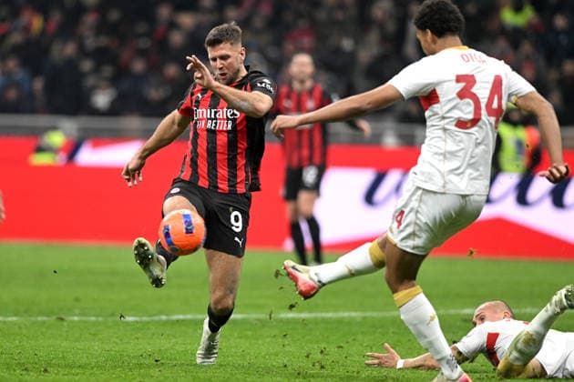 NICLAS FULLKRUG, Milan, SEBASTIAN OTOA, Genoa, Serie A 2025-26, Milan-Genoa 1-1, azione, action, contrasto SERIE A 2025-26 MILAN-GENOA 1-1