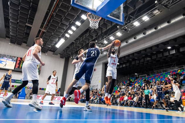 CZE, Basketball-Champions-League, PlayIns, ERA Nymburk - MLP Academics Heidelberg. 08.01.2026, Kralovka Arena, Prag, CZE, Basketball-Champions-League, PlayIns, ERA Nymburk - MLP Academics Heidelberg. Keyshawn Feazell (ERA Nymburk 6), Mateo Seric (MLP Academics Heidelberg 21) Foto Alexander Trienitz Prag Kralovka Arena Prag Tschechien