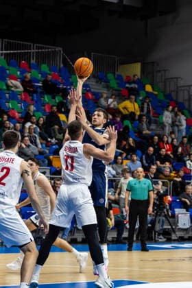 CZE, Basketball-Champions-League, PlayIns, ERA Nymburk - MLP Academics Heidelberg. 08.01.2026, Kralovka Arena, Prag, CZE, Basketball-Champions-League, PlayIns, ERA Nymburk - MLP Academics Heidelberg. Ryan Mikesell (MLP Academics Heidelberg 33), Matej Svoboda (ERA Nymburk 11) Foto Alexander Trienitz Prag Kralovka Arena Prag Tschechien