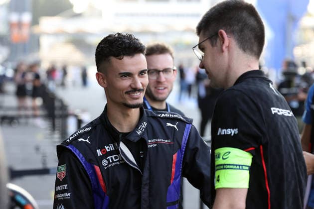 Pascal Wehrlein (GER) Porsche 99x Electric 94 im Gespräch mit einem Teammitglied, FIA Formel E Weltmeisterschaft Saison 12, Mexiko City E- Prix, 08.01.2026, Mexiko75 Jahre Porsche Motorsport Sonderdesgin