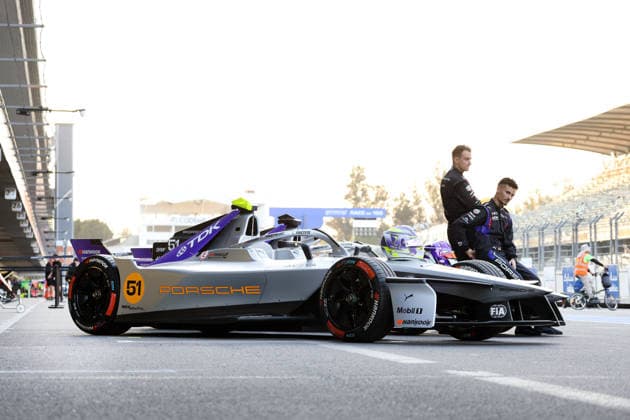 Porsche 99x Electric 51 Gen 3 Evo Rennwagen mit 75 Jahre Porsche Motorsport Sonderdesgin und Pascal Wehrlein (GER) sowie Nico Mueller (SUI) dahinter bei einem Fotoshooting in der Boxengasse, FIA Formel E Weltmeisterschaft Saison 12, Mexiko City E- Prix, 08.01.2026, Mexiko75 Jahre Porsche Motorsport Sonderdesgin