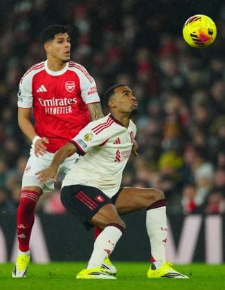 Piero Hincapià of Arsenal and Ryan Gravenberch of Liverpool Arsenal v Liverpool, Premier League, Football, Emirates Stadium, London, UK - 08 Jan 2026London Emirates Stadium United Kingdom EDITORIAL USE ONLY No use with unauthorised audio, video, data, fixture lists, club league logos or live services. Online in-match use limited to 120 images, no video emulation. No use in betting, games or single club league player publications. Copyright: xJavierxGarcia Shutterstockx 16232941ec