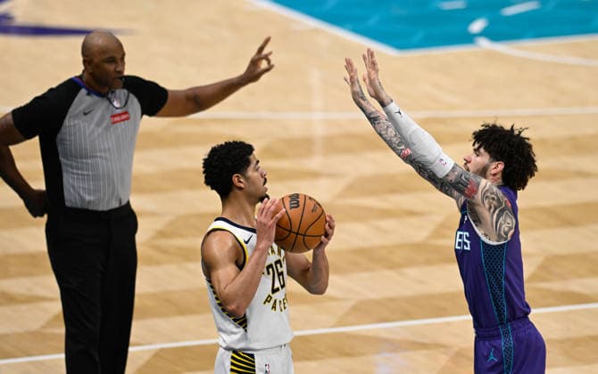 Charlotte Hornets v Indiana Pacers - NBA, Basketball Herren, USA CHARLOTTE, USA - JANUARY 8: Charlotte Hornets LaMelo Ball blocking Indiana Pacers Ben Sheppard in Charlotte NC, United States on January 08, 2026 Peter Zay Anadolu Charlotte United States. Editorial use only. Please get in touch for any other usage.  Copyright: x2026xAnadoluxPeterxZayx