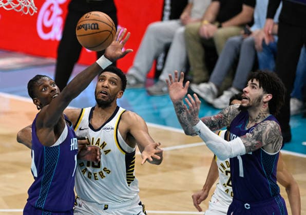 Charlotte Hornets v Indiana Pacers - NBA, Basketball Herren, USA CHARLOTTE, USA - JANUARY 8: Charlotte Hornets Moussa Diabate blocks the ball against Indiana Pacers Tony Bradley in Charlotte NC, United States on January 08, 2026 Peter Zay Anadolu Charlotte United States. Editorial use only. Please get in touch for any other usage.  Copyright: x2026xAnadoluxPeterxZayx