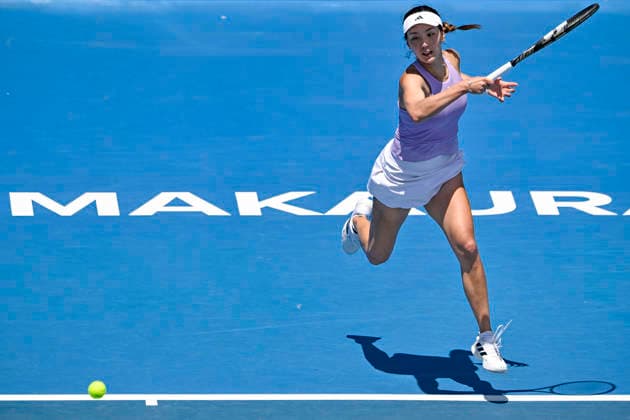Xinju Wang (CHN) plays a shot against Francesca Jones (GBR) in her quarter final match of the ASB Classic Women™s WTA250 tennis tournament at Manuka Doctor Arena, Auckland, New Zealand on Friday 9 January 2026. Photo credit: Alan Lee Auckland New Zealand Copyright: xAlanxLeex xx