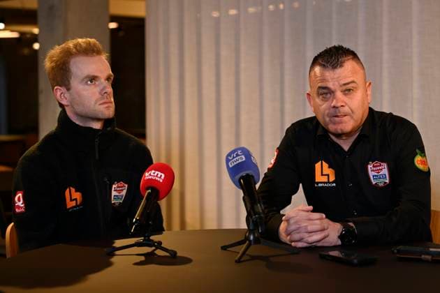 PC Iserbyt Eli - ending career WAREGEM, BELGIUM - JANUARY 09 : Mettepenningen Jurgen (BEL) of General Manager Of Pauwels Sauzen - Altez Industriebouw joins Iserbyt Eli (BEL) of Pauwels Sauzen - Altez Industriebouw talking to the press during a press conference, PK, Pressekonferenz about ending his career due to medical problems at the Lybover, Waregem on January 09, 2026 in Waregem, Belgium, 09 01 2026 Waregem Belgium  Copyright: xNicoxVereeckenx