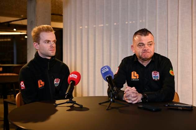 PC Iserbyt Eli - ending career WAREGEM, BELGIUM - JANUARY 09 : Mettepenningen Jurgen (BEL) of General Manager Of Pauwels Sauzen - Altez Industriebouw joins Iserbyt Eli (BEL) of Pauwels Sauzen - Altez Industriebouw talking to the press during a press conference, PK, Pressekonferenz about ending his career due to medical problems at the Lybover, Waregem on January 09, 2026 in Waregem, Belgium, 09 01 2026 Waregem Belgium  Copyright: xNicoxVereeckenx