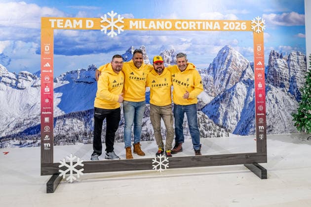 Christian Jaster (DOSB-Olympiakader Deutscher Behindertensportverband DBS, Paraeishockeynationalmannschaft Herren, Wiehl Penguins), Dr. Senoussi Kaba (DOSB-Olympiakader Deutscher Behindertensportverband DBS, Paraeishockeynationalmannschaft Herren, Teamarzt), Mehdi Nourivaziri (DOSB-Olympiakader Deutscher Behindertensportverband DBS, Paraeishockeynationalmannschaft Herren, Physiotherapeut) und Peter Willmann (DOSB-Olympiakader Deutscher Behindertensportverband DBS, Paraeishockeynationalmannschaft Herren, Chef-Trainer) GER, DOSB Olympia-Einkleidung Team Deutschland, Mailand Cortina 2026, 09.01.2026. GER, DOSB Olympia-Einkleidung Team Deutschland, Mailand Cortina 2026, 09.01.2026. Muenchen *** Christian Jaster DOSB Olympic Squad German Disabled Sports Federation DBS, Para Ice Hockey National Team Men, Wiehl Penguins , Dr Senoussi Kaba DOSB Olympic Squad German Disabled Sports Federation DBS, Para Ice Hockey National Team Men, Team Doctor , Mehdi Nourivaziri DOSB Olympic Squad German Disabled Sports Federation DBS, Para Ice Hockey National Team Men, Physiotherapist and Peter Willmann DOSB Olympic Squad German Disabled Sports Federation DBS, Para Ice Hockey National Team Men, Head Coach GER, DOSB Olympic Dressing Team Germany, Milan Cortina 2026, 09 01 2026 GER, DOSB Olympic Dressing Team Germany, Milan Cortina 2026, 09 01 2026 Munich Copyright: xEibner-Pressefoto FranzxFeinerx EP_HFR