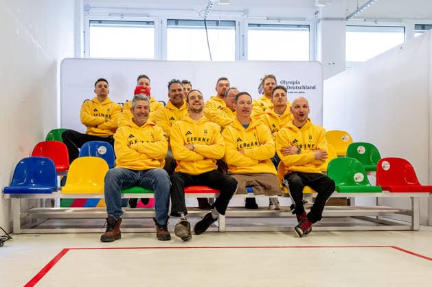 Teamfoto DOSB-Olympiakader Deutscher Behindertensportverband DBS, Paraeishockeynationalmannschaft Herren GER, DOSB Olympia-Einkleidung Team Deutschland, Mailand Cortina 2026, 09.01.2026. GER, DOSB Olympia-Einkleidung Team Deutschland, Mailand Cortina 2026, 09.01.2026. Muenchen *** Team photo DOSB Olympic squad German Disabled Sports Federation DBS, Para ice hockey national team men GER, DOSB Olympic team Germany, Milan Cortina 2026, 09 01 2026 GER, DOSB Olympic team Germany, Milan Cortina 2026, 09 01 2026 Munich Copyright: xEibner-Pressefoto FranzxFeinerx EP_HFR