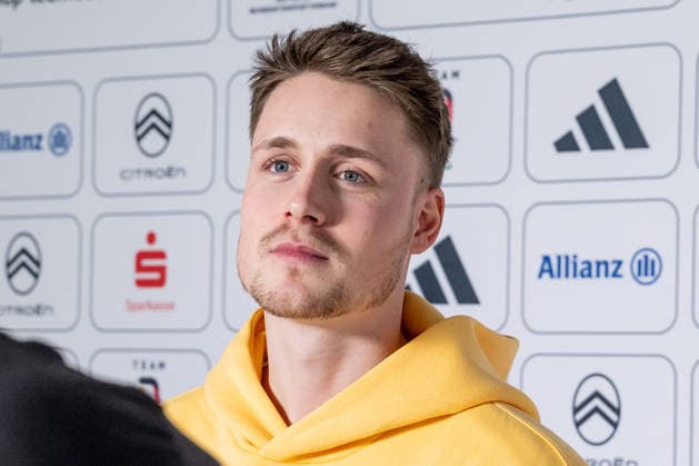 Jan Malte Brelage (DOSB-Olympiakader Deutscher Behindertensportverband DBS, Paraeishockeynationalmannschaft Herren, Hannover Ice Lions) beim Interview vor der Sponsorenwand Portrait Portraet GER, DOSB Olympia-Einkleidung Team Deutschland, Mailand Cortina 2026, 09.01.2026. GER, DOSB Olympia-Einkleidung Team Deutschland, Mailand Cortina 2026, 09.01.2026. Muenchen *** Jan Malte Brelage DOSB Olympic Squad German Disabled Sports Federation DBS, Para Ice Hockey National Team Men, Hannover Ice Lions during the interview in front of the sponsor wall Portrait Portrait GER, DOSB Olympic Dressing Team Germany, Milan Cortina 2026, 09 01 2026 GER, DOSB Olympic Dressing Team Germany, Milan Cortina 2026, 09 01 2026 Munich Copyright: xEibner-Pressefoto FranzxFeinerx EP_HFR