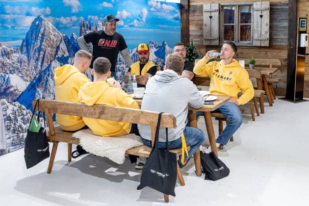 Ein Teil der Paraeishockeynationalmannschaft Herren um Peter Willmann (DOSB-Olympiakader Deutscher Behindertensportverband DBS, Paraeishockeynationalmannschaft Herren, Chef-Trainer) (stehend) bei der Mittagspause GER, DOSB Olympia-Einkleidung Team Deutschland, Mailand Cortina 2026, 09.01.2026. GER, DOSB Olympia-Einkleidung Team Deutschland, Mailand Cortina 2026, 09.01.2026. Muenchen *** Part of the mens para-ice hockey national team around Peter Willmann DOSB Olympic squad German Disabled Sports Federation DBS, mens para-ice hockey national team, head coach standing during lunch break GER, DOSB Olympic Dressing Team Germany, Milan Cortina 2026, 09 01 2026 GER, DOSB Olympic Dressing Team Germany, Milan Cortina 2026, 09 01 2026 Munich Copyright: xEibner-Pressefoto FranzxFeinerx EP_HFR