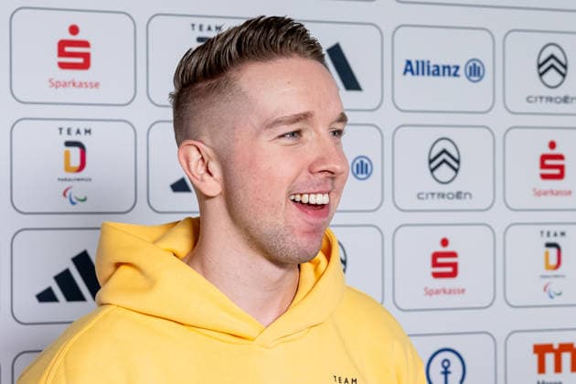 Felix Schrader (DOSB-Olympiakader Deutscher Behindertensportverband DBS, Paraeishockeynationalmannschaft Herren, Hannover Ice Lions) lachend beim Interview vor der Sponsorenwand Portrait Portraet GER, DOSB Olympia-Einkleidung Team Deutschland, Mailand Cortina 2026, 09.01.2026. GER, DOSB Olympia-Einkleidung Team Deutschland, Mailand Cortina 2026, 09.01.2026. Muenchen *** Felix Schrader DOSB Olympic squad German Disabled Sports Federation DBS, Para Ice Hockey National Team Men, Hannover Ice Lions laughing during the interview in front of the sponsor wall Portrait Portrait GER, DOSB Olympic Dressing Team Germany, Milan Cortina 2026, 09 01 2026 GER, DOSB Olympic Dressing Team Germany, Milan Cortina 2026, 09 01 2026 Munich Copyright: xEibner-Pressefoto FranzxFeinerx EP_HFR