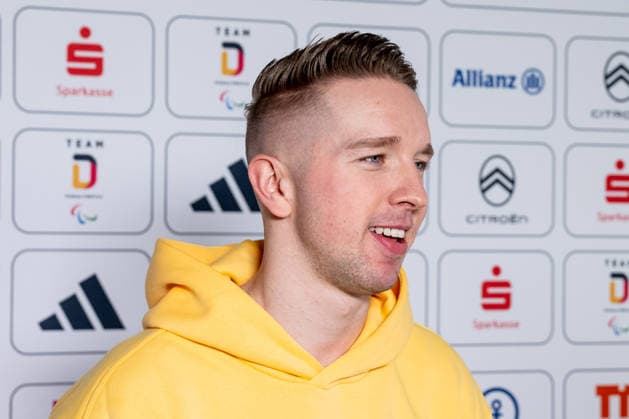 Felix Schrader (DOSB-Olympiakader Deutscher Behindertensportverband DBS, Paraeishockeynationalmannschaft Herren, Hannover Ice Lions) beim Interview vor der Sponsorenwand Portrait Portraet Profil GER, DOSB Olympia-Einkleidung Team Deutschland, Mailand Cortina 2026, 09.01.2026. GER, DOSB Olympia-Einkleidung Team Deutschland, Mailand Cortina 2026, 09.01.2026. Muenchen *** Felix Schrader DOSB Olympic Squad German Disabled Sports Federation DBS, Para Ice Hockey National Team Men, Hannover Ice Lions during the interview in front of the sponsor wall Portrait Portrait Profile GER, DOSB Olympic Dressing Team Germany, Milan Cortina 2026, 09 01 2026 GER, DOSB Olympic Dressing Team Germany, Milan Cortina 2026, 09 01 2026 Munich Copyright: xEibner-Pressefoto FranzxFeinerx EP_HFR
