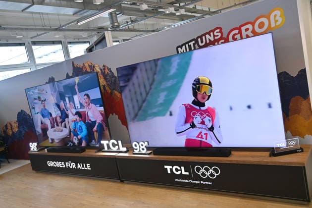 Riesengross TV Fernsehgeraete des Ponsors TCL (Chinesischer Elektronikkonzern). Einkleidung der Deutschen Olympiamannschaft, Einkleidung Team Deutschland fuer die Winterspiele 2026 in Mailand und Cortina. *** Giant TV sets from sponsor TCL Chinese electronics group Outfitting the German Olympic team, outfitting Team Germany for the 2026 Winter Games in Milan and Cortina