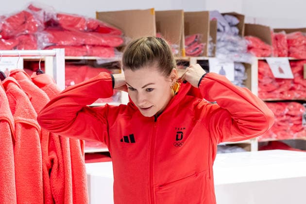 Johanna Holzmann (DOSB-Olympiakader Deutscher Behindertensportverband DBS, Para Ski Alpin, Skiclub Oberstdorf) bei der Anprobe GER, DOSB Olympia-Einkleidung Team Deutschland, Mailand Cortina 2026, 09.01.2026. GER, DOSB Olympia-Einkleidung Team Deutschland, Mailand Cortina 2026, 09.01.2026. Muenchen *** Johanna Holzmann DOSB Olympic Squad German Disabled Sports Federation DBS, Para Alpine Skiing, Ski Club Oberstdorf at the fitting GER, DOSB Olympic Dressing Team Germany, Milan Cortina 2026, 09 01 2026 GER, DOSB Olympic Dressing Team Germany, Milan Cortina 2026, 09 01 2026 Munich Copyright: xEibner-Pressefoto FranzxFeinerx EP_HFR