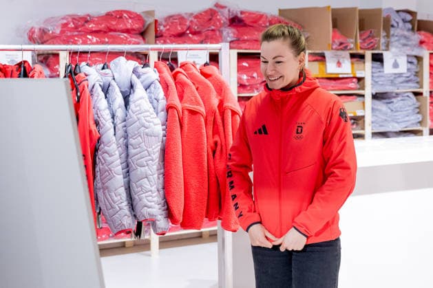 Johanna Holzmann (DOSB-Olympiakader Deutscher Behindertensportverband DBS, Para Ski Alpin, Skiclub Oberstdorf) betrachtet sich bei der Anprobe lachend im Spiegel GER, DOSB Olympia-Einkleidung Team Deutschland, Mailand Cortina 2026, 09.01.2026. GER, DOSB Olympia-Einkleidung Team Deutschland, Mailand Cortina 2026, 09.01.2026. Muenchen *** Johanna Holzmann DOSB Olympic squad German Disabled Sports Federation DBS, Para Alpine Skiing, Oberstdorf Ski Club looks at herself laughing in the mirror during the fitting GER, DOSB Olympic Dressing Team Germany, Milan Cortina 2026, 09 01 2026 GER, DOSB Olympic Dressing Team Germany, Milan Cortina 2026, 09 01 2026 Munich Copyright: xEibner-Pressefoto FranzxFeinerx EP_HFR