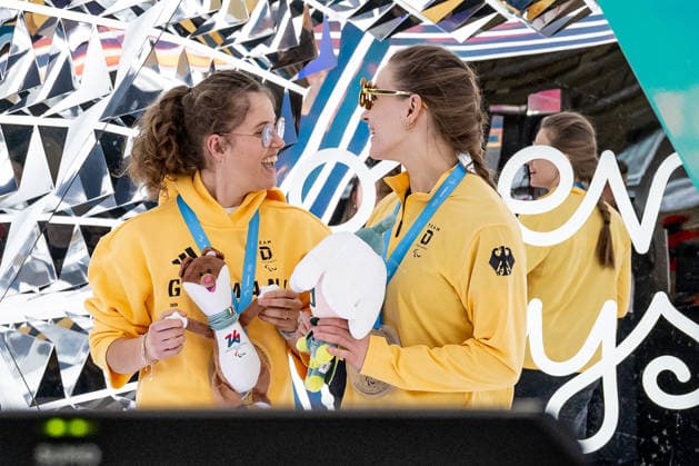 Johanna Holzmann (DOSB-Olympiakader Deutscher Behindertensportverband DBS, Para Ski Alpin, Skiclub Oberstdorf) - rechts - hat Spass in der Videostation GER, DOSB Olympia-Einkleidung Team Deutschland, Mailand Cortina 2026, 09.01.2026. GER, DOSB Olympia-Einkleidung Team Deutschland, Mailand Cortina 2026, 09.01.2026. Muenchen *** Johanna Holzmann DOSB Olympic Squad German Disabled Sports Federation DBS, Para Alpine Skiing, Ski Club Oberstdorf right has fun in the video station GER, DOSB Olympic Dressing Team Germany, Milan Cortina 2026, 09 01 2026 GER, DOSB Olympic Dressing Team Germany, Milan Cortina 2026, 09 01 2026 Munich Copyright: xEibner-Pressefoto HeikexFeinerx EP_HFR