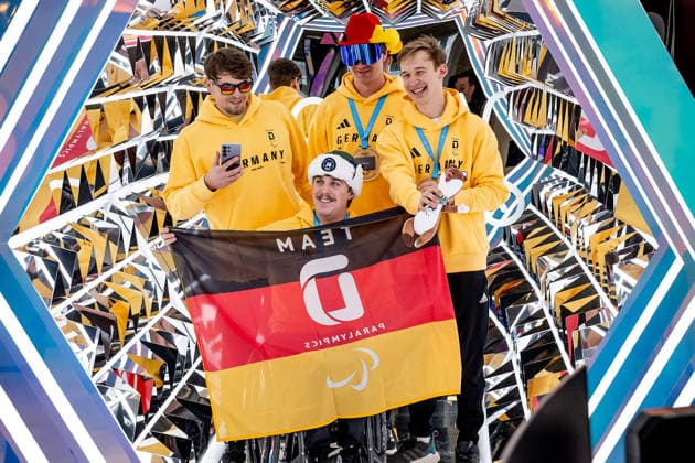 Mitglieder der Para Ski Alpin - Mannschaft in der Videostation, links: Christoph Gloetzner (DOSB-Olympiakader Deutscher Behindertensportverband DBS, Para Ski Alpin, RBA im ASV Neumarkt), hinten mit Hut: Jeremias Wilke (DOSB-Olympiakader Deutscher Behindertensportverband DBS, Para Ski Alpin, SG Ennepetal) GER, DOSB Olympia-Einkleidung Team Deutschland, Mailand Cortina 2026, 09.01.2026. GER, DOSB Olympia-Einkleidung Team Deutschland, Mailand Cortina 2026, 09.01.2026. Muenchen *** Members of the Para Alpine Skiing team at the video station, left Christoph Gloetzner DOSB Olympic squad German Disabled Sports Federation DBS, Para Alpine Skiing, RBA in ASV Neumarkt , behind with hat Jeremias Wilke DOSB Olympic squad German Disabled Sports Federation DBS, Para Alpine Skiing, SG Ennepetal GER, DOSB Olympic Dressing Team Germany, Milan Cortina 2026, 09 01 2026 GER, DOSB Olympic Dressing Team Germany, Milan Cortina 2026, 09 01 2026 Munich Copyright: xEibner-Pressefoto HeikexFeinerx EP_HFR
