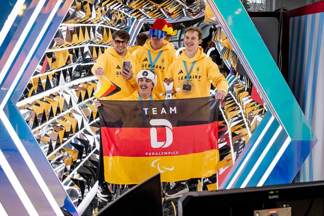 Mitglieder der Para Ski Alpin - Mannschaft in der Videostation, links: Christoph Gloetzner (DOSB-Olympiakader Deutscher Behindertensportverband DBS, Para Ski Alpin, RBA im ASV Neumarkt), hinten mit Hut: Jeremias Wilke (DOSB-Olympiakader Deutscher Behindertensportverband DBS, Para Ski Alpin, SG Ennepetal) GER, DOSB Olympia-Einkleidung Team Deutschland, Mailand Cortina 2026, 09.01.2026. GER, DOSB Olympia-Einkleidung Team Deutschland, Mailand Cortina 2026, 09.01.2026. Muenchen *** Members of the Para Alpine Skiing team at the video station, left Christoph Gloetzner DOSB Olympic squad German Disabled Sports Federation DBS, Para Alpine Skiing, RBA in ASV Neumarkt , behind with hat Jeremias Wilke DOSB Olympic squad German Disabled Sports Federation DBS, Para Alpine Skiing, SG Ennepetal GER, DOSB Olympic Dressing Team Germany, Milan Cortina 2026, 09 01 2026 GER, DOSB Olympic Dressing Team Germany, Milan Cortina 2026, 09 01 2026 Munich Copyright: xEibner-Pressefoto HeikexFeinerx EP_HFR