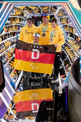 Mitglieder der Para Ski Alpin - Mannschaft in der Videostation, links: Christoph Gloetzner (DOSB-Olympiakader Deutscher Behindertensportverband DBS, Para Ski Alpin, RBA im ASV Neumarkt), hinten mit Hut: Jeremias Wilke (DOSB-Olympiakader Deutscher Behindertensportverband DBS, Para Ski Alpin, SG Ennepetal) GER, DOSB Olympia-Einkleidung Team Deutschland, Mailand Cortina 2026, 09.01.2026. GER, DOSB Olympia-Einkleidung Team Deutschland, Mailand Cortina 2026, 09.01.2026. Muenchen *** Members of the Para Alpine Skiing team at the video station, left Christoph Gloetzner DOSB Olympic squad German Disabled Sports Federation DBS, Para Alpine Skiing, RBA in ASV Neumarkt , behind with hat Jeremias Wilke DOSB Olympic squad German Disabled Sports Federation DBS, Para Alpine Skiing, SG Ennepetal GER, DOSB Olympic Dressing Team Germany, Milan Cortina 2026, 09 01 2026 GER, DOSB Olympic Dressing Team Germany, Milan Cortina 2026, 09 01 2026 Munich Copyright: xEibner-Pressefoto HeikexFeinerx EP_HFR