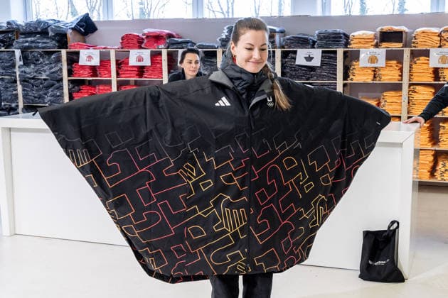 Johanna Holzmann (DOSB-Olympiakader Deutscher Behindertensportverband DBS, Para Ski Alpin, Skiclub Oberstdorf) betrachet sich bei der Anprobe im Spiegel GER, DOSB Olympia-Einkleidung Team Deutschland, Mailand Cortina 2026, 09.01.2026. GER, DOSB Olympia-Einkleidung Team Deutschland, Mailand Cortina 2026, 09.01.2026. Muenchen *** Johanna Holzmann DOSB Olympic Squad German Disabled Sports Federation DBS, Para Alpine Skiing, Ski Club Oberstdorf looks at herself in the mirror during the fitting GER, DOSB Olympic Dressing Team Germany, Milan Cortina 2026, 09 01 2026 GER, DOSB Olympic Dressing Team Germany, Milan Cortina 2026, 09 01 2026 Munich Copyright: xEibner-Pressefoto FranzxFeinerx EP_HFR