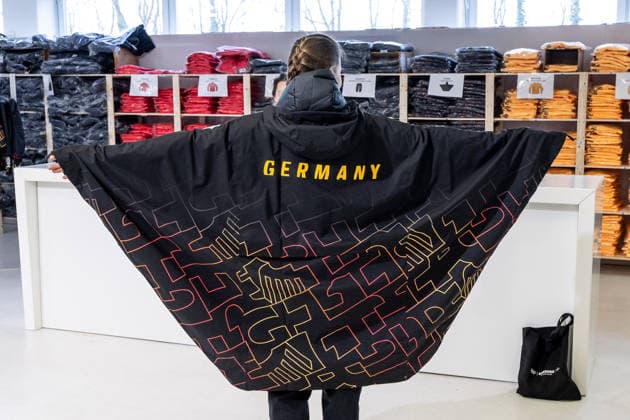 Johanna Holzmann (DOSB-Olympiakader Deutscher Behindertensportverband DBS, Para Ski Alpin, Skiclub Oberstdorf) bei der Anprobe Rueckseite mit Aufschrift Germany GER, DOSB Olympia-Einkleidung Team Deutschland, Mailand Cortina 2026, 09.01.2026. GER, DOSB Olympia-Einkleidung Team Deutschland, Mailand Cortina 2026, 09.01.2026. Muenchen *** Johanna Holzmann DOSB Olympic Squad German Disabled Sports Federation DBS, Para Alpine Skiing, Ski Club Oberstdorf trying on the back with inscription Germany GER, DOSB Olympic Dressing Team Germany, Milan Cortina 2026, 09 01 2026 GER, DOSB Olympic Dressing Team Germany, Milan Cortina 2026, 09 01 2026 Munich Copyright: xEibner-Pressefoto FranzxFeinerx EP_HFR