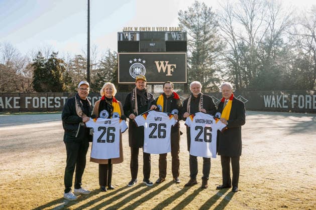 09.01.2026, Fussball WM 2026, Bekanntgabe Quartier der DFB-Mannschaft 2026 in den USA, Die deutsche A-Nationalmannschaft der Männer wird ihr Team Base Camp für die Weltmeisterschaft 2026 in Winston-Salem im US-Bundesstaat North Carolina beziehen. Die Mannschaft von Bundestrainer Julian Nagelsmann wird im Hotel The Graylyn Estate wohnen und auf dem Gelände der Wake Forest University, die nur wenige Minuten entfernt liegt, trainieren. Foto: v.li: Andreas Rettig, Geschäftsführer der DFB, Susan R. Wente, Präsidentin der Wake Forest University, Trainer Julian Nagelsmann (Deutschland), -, Sportdirektor Rudi Völler (Deutschland), -, Foto: Wake Forest Athletics