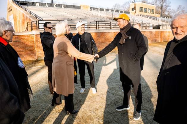 09.01.2026, Fussball WM 2026, Bekanntgabe Quartier der DFB-Mannschaft 2026 in den USA, Die deutsche A-Nationalmannschaft der Männer wird ihr Team Base Camp für die Weltmeisterschaft 2026 in Winston-Salem im US-Bundesstaat North Carolina beziehen. Die Mannschaft von Bundestrainer Julian Nagelsmann wird im Hotel The Graylyn Estate wohnen und auf dem Gelände der Wake Forest University, die nur wenige Minuten entfernt liegt, trainieren. Foto: mitte: Andreas Rettig, Geschäftsführer der DFB, li: Susan R. Wente, Präsidentin der Wake Forest University, re: Trainer Julian Nagelsmann (Deutschland), re: Sportdirektor Rudi Völler (Deutschland), Foto: Wake Forest Athletics