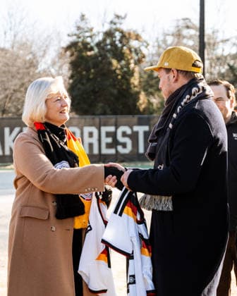 09.01.2026, Fussball WM 2026, Bekanntgabe Quartier der DFB-Mannschaft 2026 in den USA, Die deutsche A-Nationalmannschaft der Männer wird ihr Team Base Camp für die Weltmeisterschaft 2026 in Winston-Salem im US-Bundesstaat North Carolina beziehen. Die Mannschaft von Bundestrainer Julian Nagelsmann wird im Hotel The Graylyn Estate wohnen und auf dem Gelände der Wake Forest University, die nur wenige Minuten entfernt liegt, trainieren. Foto: li: Susan R. Wente, Präsidentin der Wake Forest University, re: Trainer Julian Nagelsmann (Deutschland), shakehands (Foto: Wake Forest Athletics)