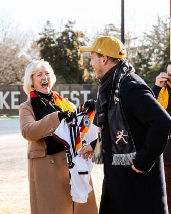 09.01.2026, Fussball WM 2026, Bekanntgabe Quartier der DFB-Mannschaft 2026 in den USA, Die deutsche A-Nationalmannschaft der Männer wird ihr Team Base Camp für die Weltmeisterschaft 2026 in Winston-Salem im US-Bundesstaat North Carolina beziehen. Die Mannschaft von Bundestrainer Julian Nagelsmann wird im Hotel The Graylyn Estate wohnen und auf dem Gelände der Wake Forest University, die nur wenige Minuten entfernt liegt, trainieren. Foto: li: Susan R. Wente, Präsidentin der Wake Forest University, re: Trainer Julian Nagelsmann (Deutschland), (Foto: Wake Forest Athletics)