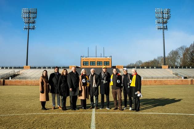 09.01.2026, Fussball WM 2026, Bekanntgabe Quartier der DFB-Mannschaft 2026 in den USA, Die deutsche A-Nationalmannschaft der Männer wird ihr Team Base Camp für die Weltmeisterschaft 2026 in Winston-Salem im US-Bundesstaat North Carolina beziehen. Die Mannschaft von Bundestrainer Julian Nagelsmann wird im Hotel The Graylyn Estate wohnen und auf dem Gelände der Wake Forest University, die nur wenige Minuten entfernt liegt, trainieren. Foto: 2.v.re: Andreas Rettig, Geschäftsführer der DFB, mitte, Susan R. Wente, Präsidentin der Wake Forest University, Trainer Julian Nagelsmann (Deutschland), Sportdirektor Rudi Völler (Deutschland), (Foto: Wake Forest Athletics)