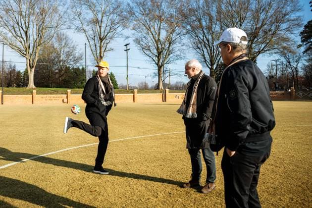 09.01.2026, Fussball WM 2026, Bekanntgabe Quartier der DFB-Mannschaft 2026 in den USA, Die deutsche A-Nationalmannschaft der Männer wird ihr Team Base Camp für die Weltmeisterschaft 2026 in Winston-Salem im US-Bundesstaat North Carolina beziehen. Die Mannschaft von Bundestrainer Julian Nagelsmann wird im Hotel The Graylyn Estate wohnen und auf dem Gelände der Wake Forest University, die nur wenige Minuten entfernt liegt, trainieren. Foto: re: Andreas Rettig, Geschäftsführer der DFB, li: Trainer Julian Nagelsmann (Deutschland), Sportdirektor Rudi Völler (Deutschland), (Foto: Wake Forest Athletics)