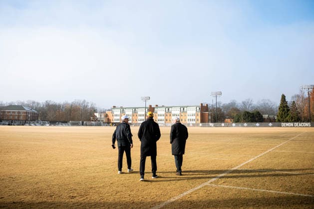 09.01.2026, Fussball WM 2026, Bekanntgabe Quartier der DFB-Mannschaft 2026 in den USA, Die deutsche A-Nationalmannschaft der Männer wird ihr Team Base Camp für die Weltmeisterschaft 2026 in Winston-Salem im US-Bundesstaat North Carolina beziehen. Die Mannschaft von Bundestrainer Julian Nagelsmann wird im Hotel The Graylyn Estate wohnen und auf dem Gelände der Wake Forest University, die nur wenige Minuten entfernt liegt, trainieren. Foto: li: Andreas Rettig, Geschäftsführer der DFB, mitte: Trainer Julian Nagelsmann (Deutschland), re: Sportdirektor Rudi Völler (Deutschland), (Foto: Wake Forest Athletics)