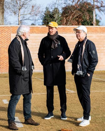 09.01.2026, Fussball WM 2026, Bekanntgabe Quartier der DFB-Mannschaft 2026 in den USA, Die deutsche A-Nationalmannschaft der Männer wird ihr Team Base Camp für die Weltmeisterschaft 2026 in Winston-Salem im US-Bundesstaat North Carolina beziehen. Die Mannschaft von Bundestrainer Julian Nagelsmann wird im Hotel The Graylyn Estate wohnen und auf dem Gelände der Wake Forest University, die nur wenige Minuten entfernt liegt, trainieren. Foto: re: Andreas Rettig, Geschäftsführer der DFB, mitte: Trainer Julian Nagelsmann (Deutschland), li: Sportdirektor Rudi Völler (Deutschland), (Foto: Wake Forest Athletics)