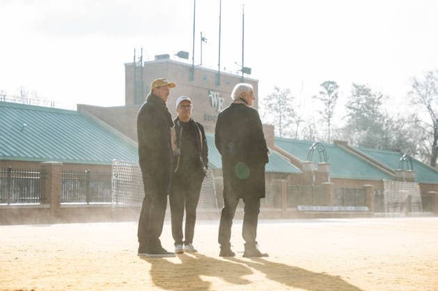 09.01.2026, Fussball WM 2026, Bekanntgabe Quartier der DFB-Mannschaft 2026 in den USA, Die deutsche A-Nationalmannschaft der Männer wird ihr Team Base Camp für die Weltmeisterschaft 2026 in Winston-Salem im US-Bundesstaat North Carolina beziehen. Die Mannschaft von Bundestrainer Julian Nagelsmann wird im Hotel The Graylyn Estate wohnen und auf dem Gelände der Wake Forest University, die nur wenige Minuten entfernt liegt, trainieren. Foto: mitte: Andreas Rettig, Geschäftsführer der DFB, li: Trainer Julian Nagelsmann (Deutschland), re: Sportdirektor Rudi Völler (Deutschland), (Foto: Wake Forest Athletics)