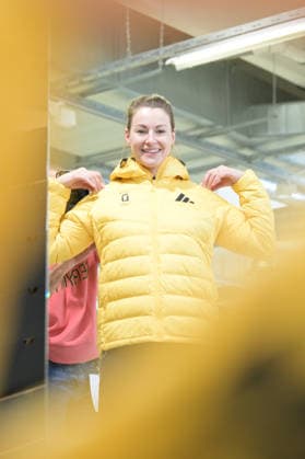 Impressions of the presentation of the official apparel for the upcoming Paralympics 2026 Milano-Cortina from their outfitter Adidas. Paralympics Outfitting MTC World of Fashion Muenchen Friday, 09.01.2026 Guide HOLZMANN Johanna is trying out the new jacket. Today the National Teams of Para Ice hockey, Eishockey and Para Skiing Alpine have visited the MTC World of Fashion in Munich. They received their official apparel for the upcoming Paralympics 2026 Milano-Cortina from their outfitter Adidas.