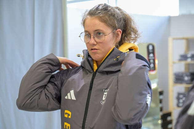 Impressions of the presentation of the official apparel for the upcoming Paralympics 2026 Milano-Cortina from their outfitter Adidas. Paralympics Outfitting MTC World of Fashion Muenchen Friday, 09.01.2026 Visually impaired Para Skiing alpine athlete FUEGENSCHUH Maya is trying out the suitable size of her new jacket. Today the National Teams of Para Ice hockey, Eishockey and Para Skiing Alpine have visited the MTC World of Fashion in Munich. They received their official apparel for the upcoming Paralympics 2026 Milano-Cortina from their outfitter Adidas.