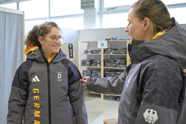 Impressions of the presentation of the official apparel for the upcoming Paralympics 2026 Milano-Cortina from their outfitter Adidas. Paralympics Outfitting MTC World of Fashion Muenchen Friday, 09.01.2026 Visually impaired Para Skiing alpine athlete FUEGENSCHUH Maya is trying out the suitable size of her new jacket. Guide HOLZMANN Johanna is assisting. Today the National Teams of Para Ice hockey, Eishockey and Para Skiing Alpine have visited the MTC World of Fashion in Munich. They received their official apparel for the upcoming Paralympics 2026 Milano-Cortina from their outfitter Adidas.